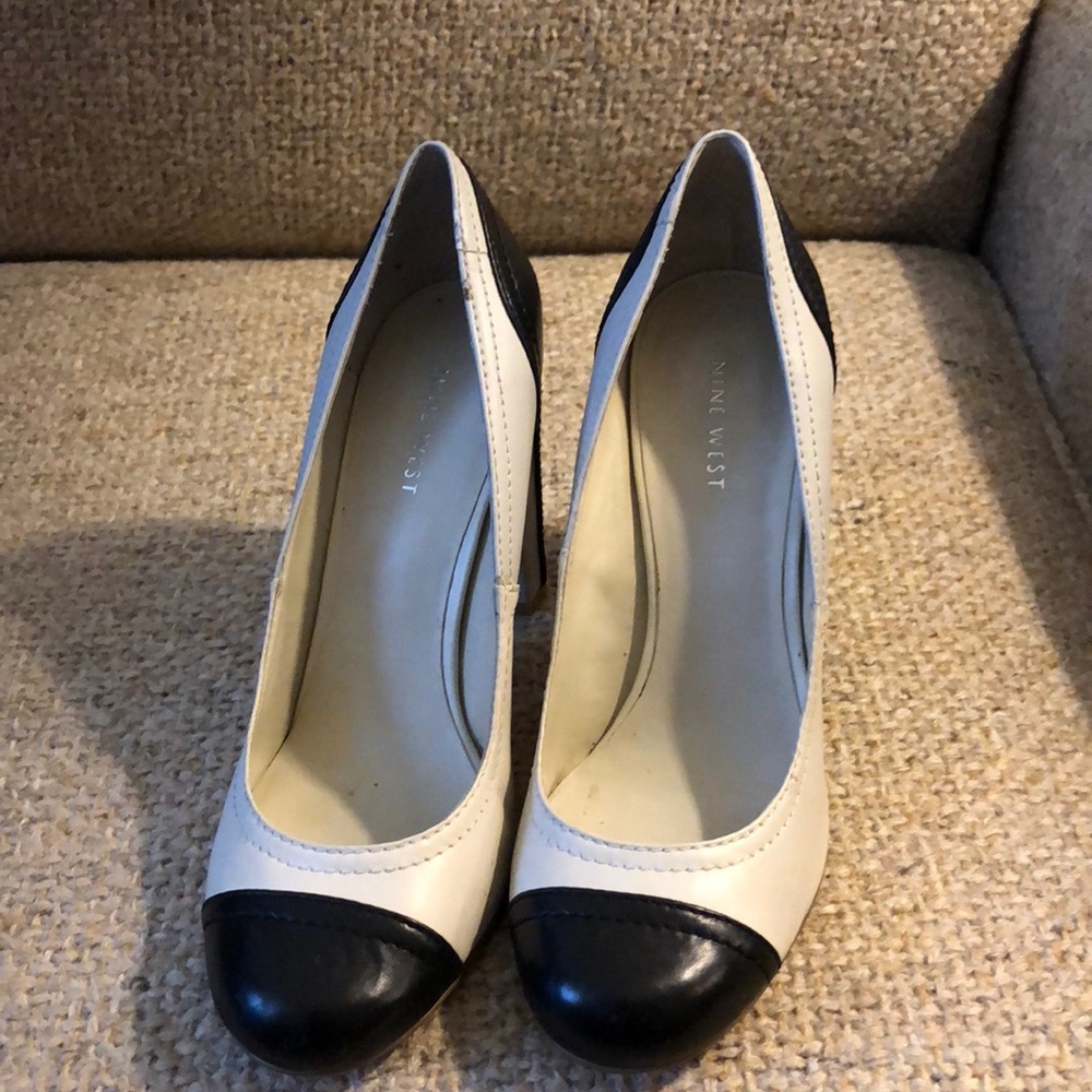 Multi color, round toe pump